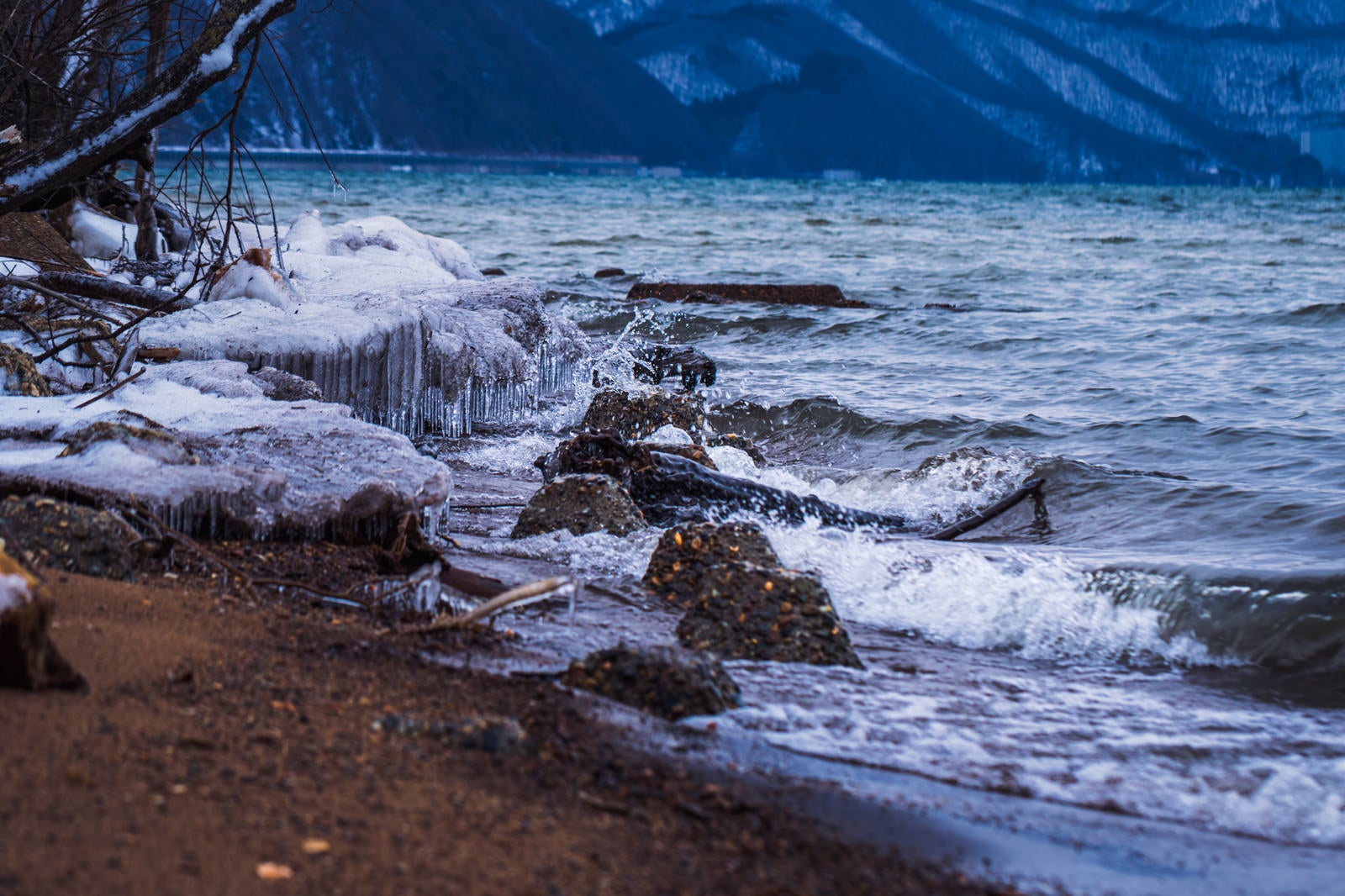 「猪苗代湖の湖岸にできた小さな飛沫氷」の写真