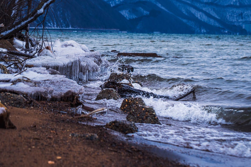 猪苗代湖の湖岸にできた小さな飛沫氷の写真
