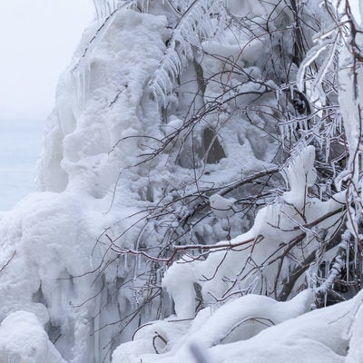 猪苗代湖の飛沫氷（しぶきごおり）の写真