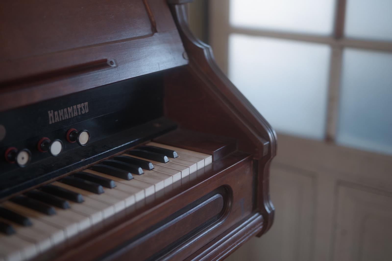 「オルガンの鍵盤と魅惑的な旋律」の写真