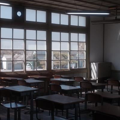 放課後の影と学習机と椅子の対話の写真