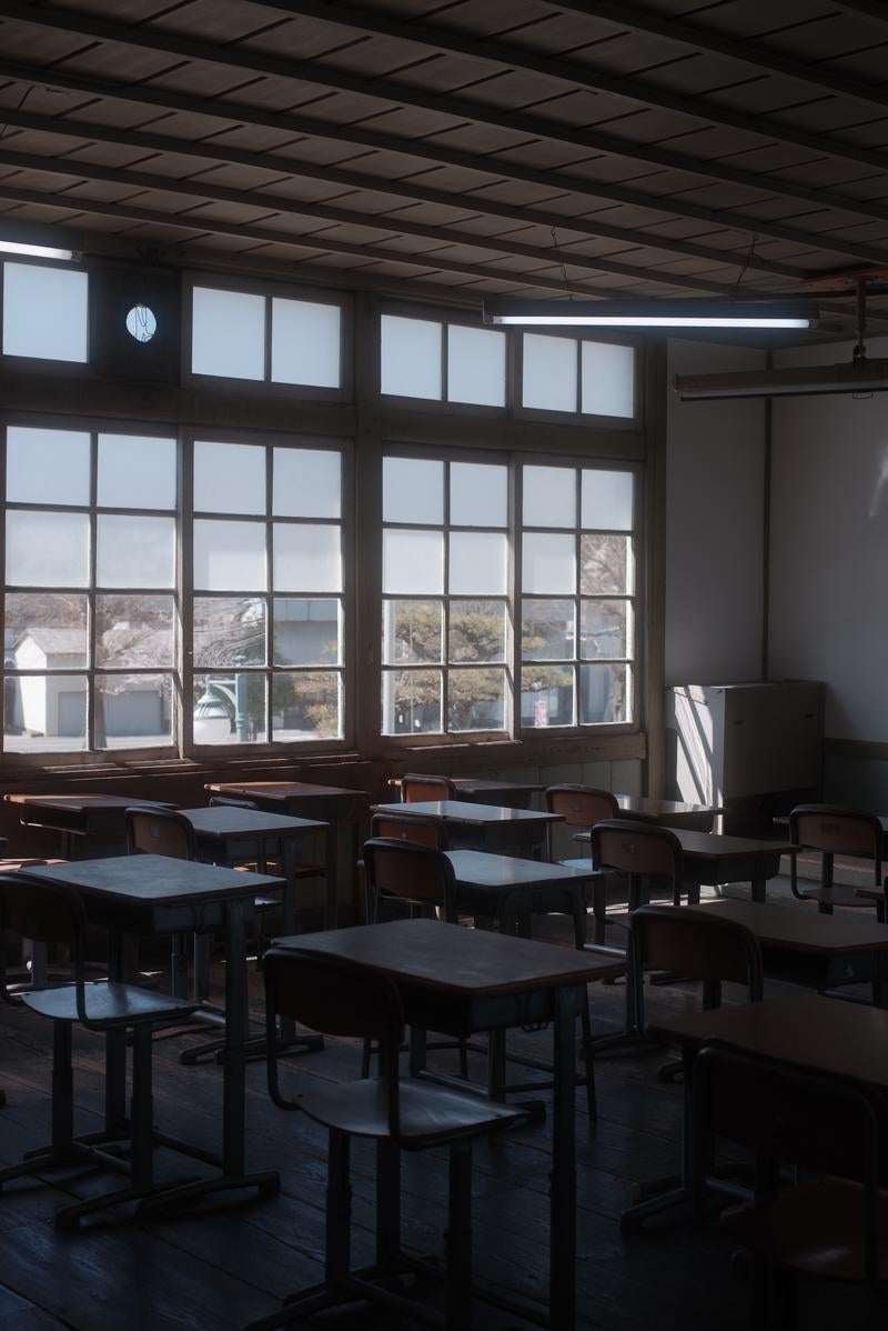 「放課後の影と学習机と椅子の対話」の写真
