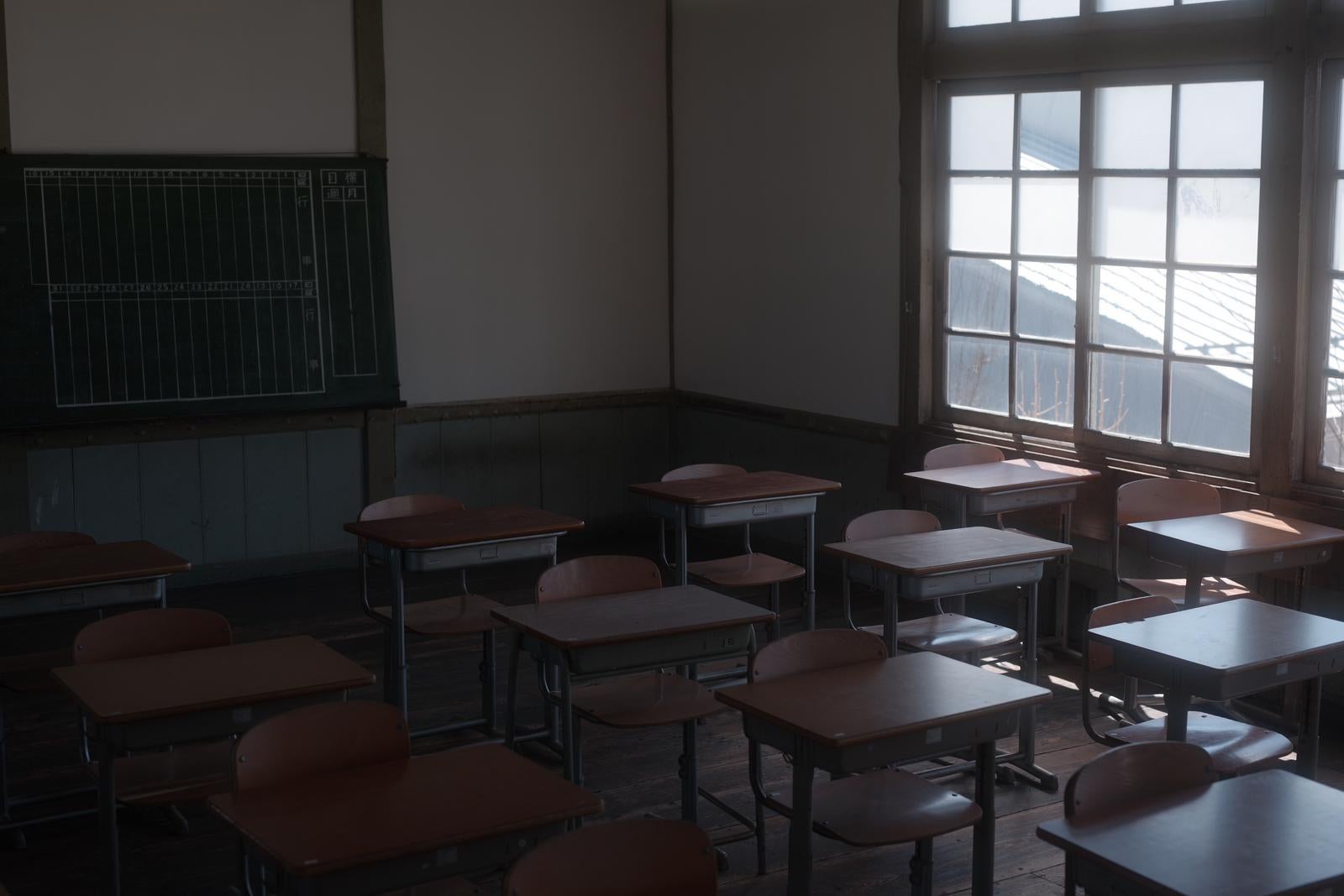 「放課後の教室と静けさの残響」の写真