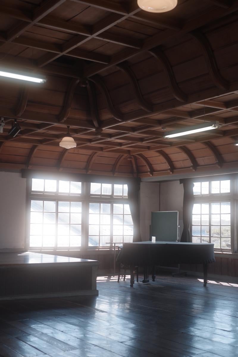 「光差し込む講堂の対話と天井の美」の写真