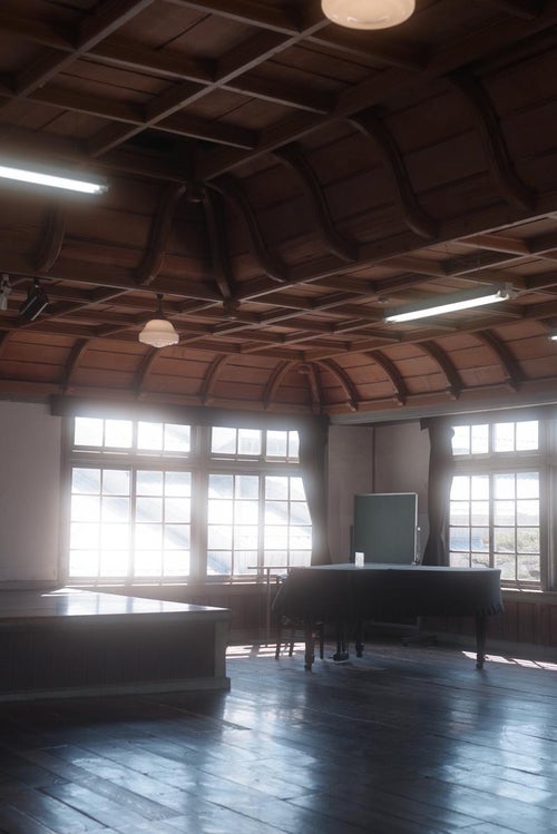 光差し込む講堂の対話と天井の美の写真