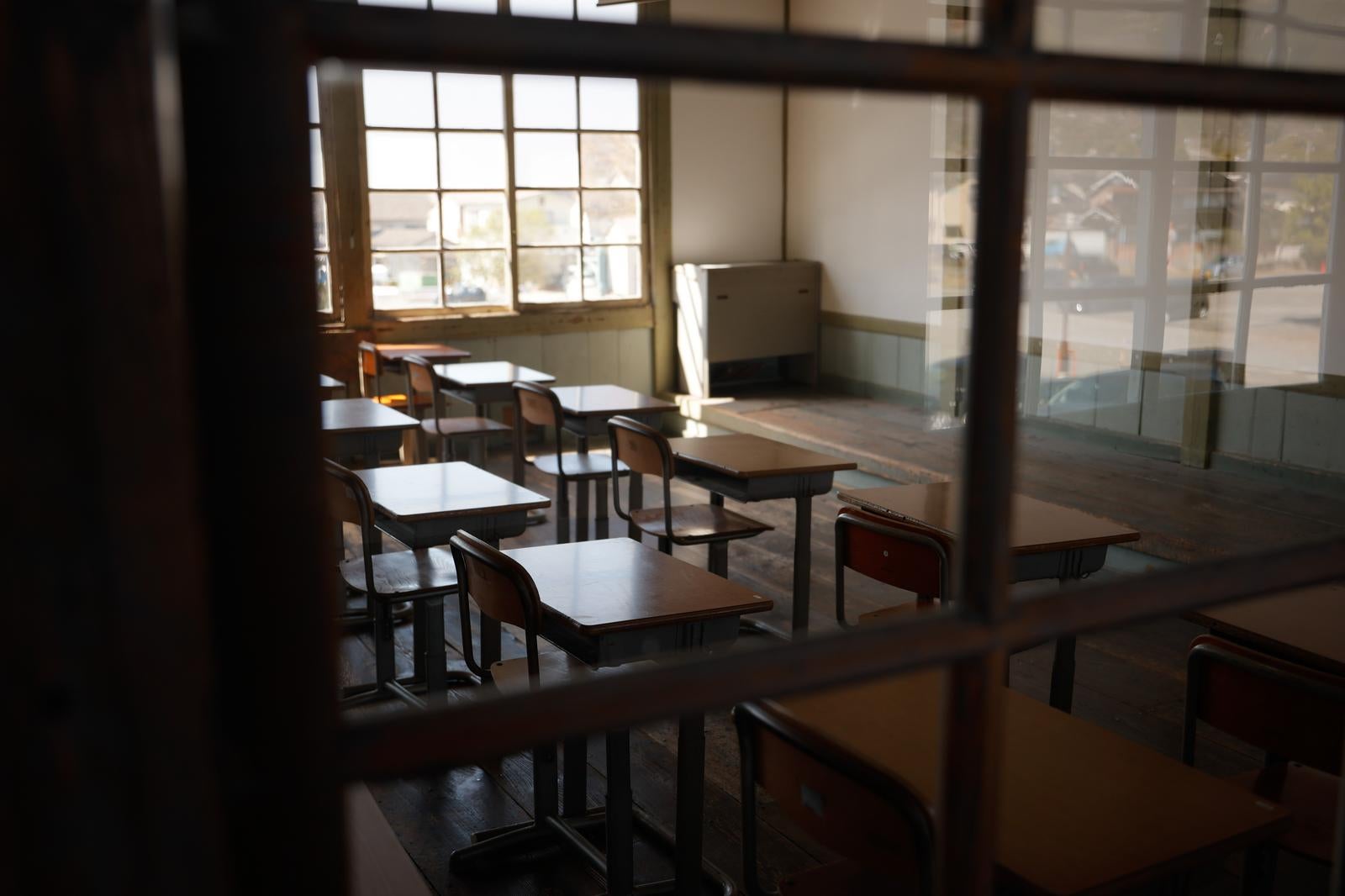 「窓ガラスに反射する風景と教室」の写真