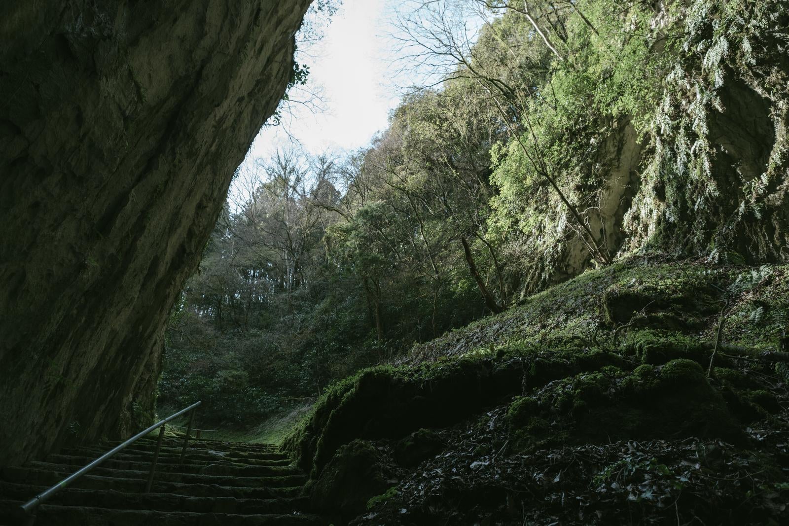 「断崖に続く備中鐘乳穴の階段」の写真
