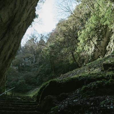 断崖に続く備中鐘乳穴の階段の写真