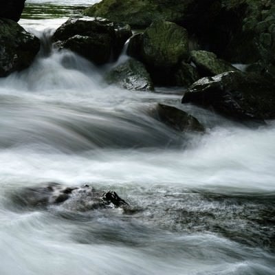 御荷鉾緑色岩類(みかぶりょくしょくがんるい)と三波渓谷の写真