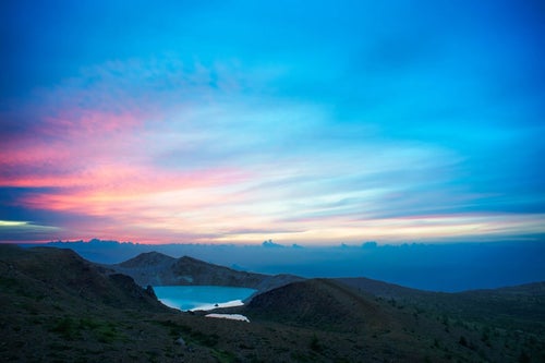 草津白根山と湯釜の夜明けの写真