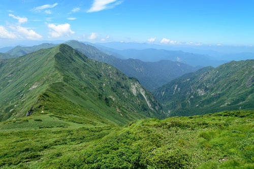 日本海へ続く渓谷と稜線の写真