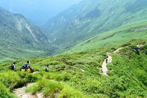 谷川岳にあるオキの耳を目指す登山者達の写真