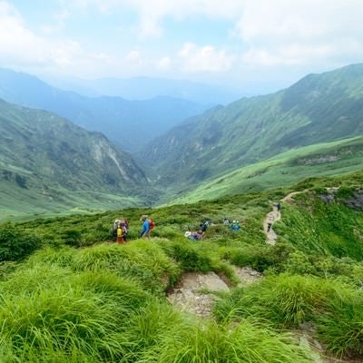 谷川連峰オキの耳へ続く登山道と山々の稜線の写真