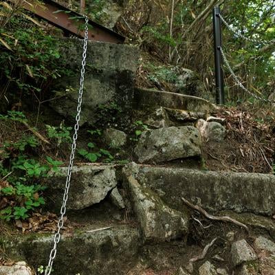 行司ヶ滝の石の階段と遊歩道の写真
