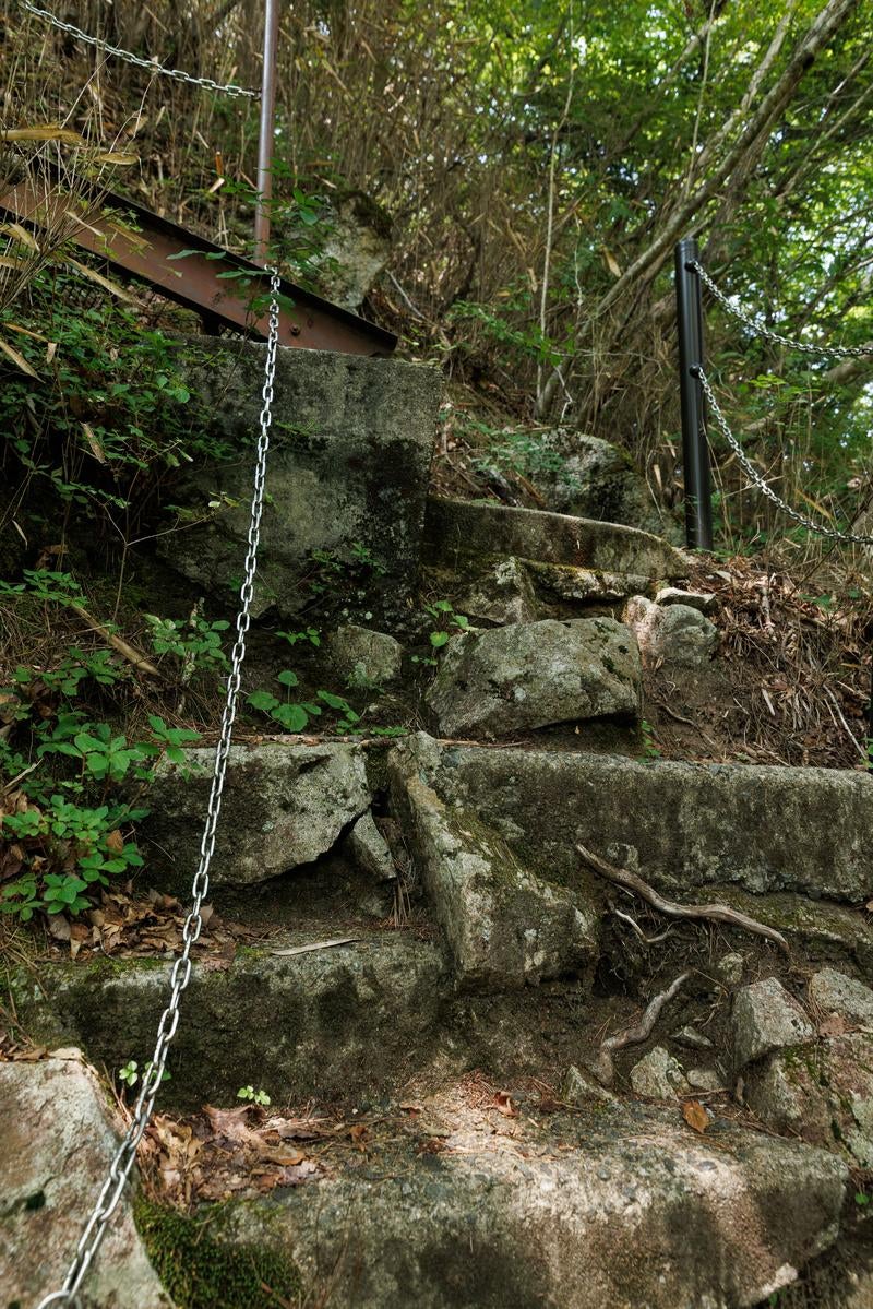 「行司ヶ滝の石の階段と遊歩道」の写真