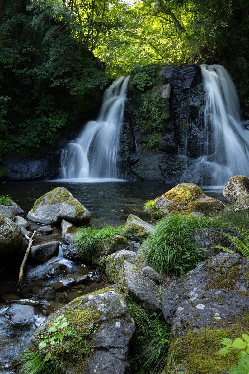 「天栄村の涼と明神滝の清らかな水の流れ」の写真