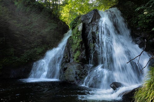 明神滝の息をのむ水の流れの写真