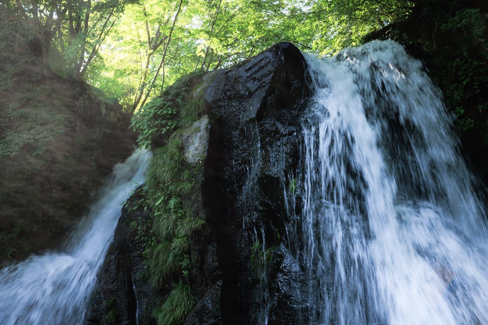 「天栄村の明神滝で感じる自然の鼓動」の写真