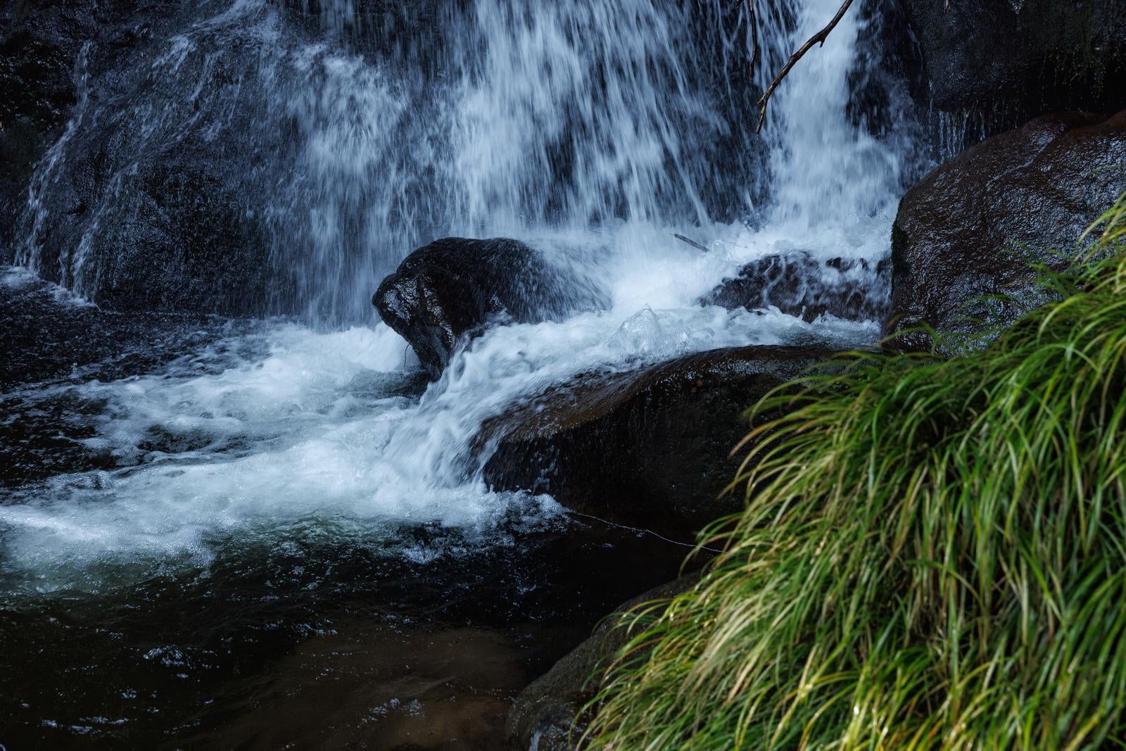 「天栄村の明神滝、水が流れる様子」の写真