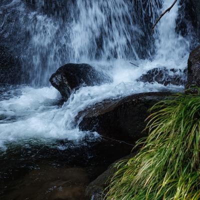 天栄村の明神滝、水が流れる様子の写真