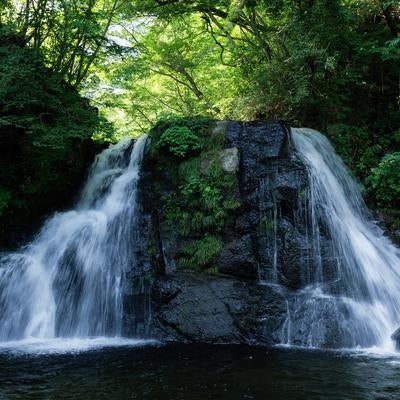 水の流れが語る自然と天栄村の明神滝の写真