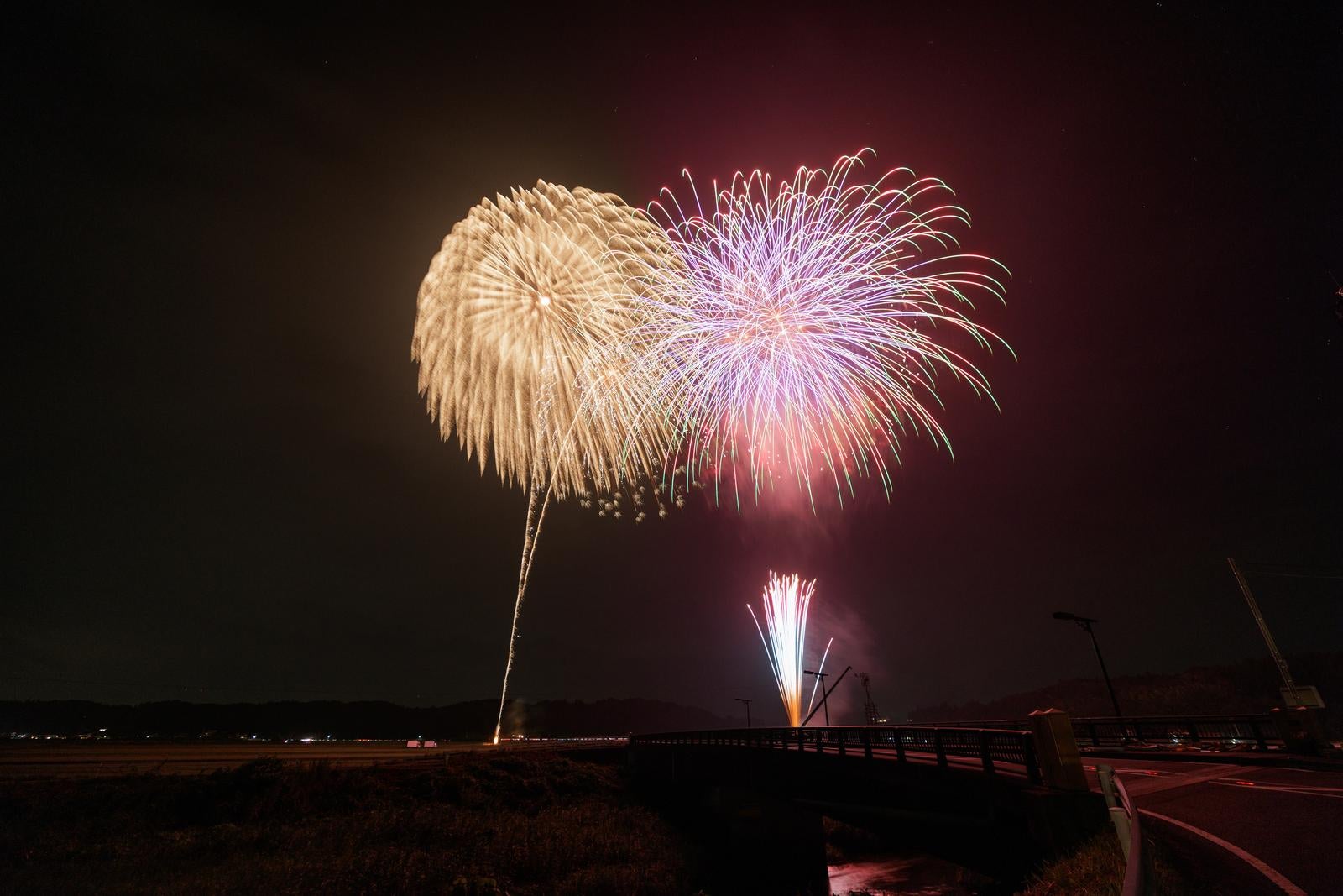 「浅川の花火大会の光跡」の写真
