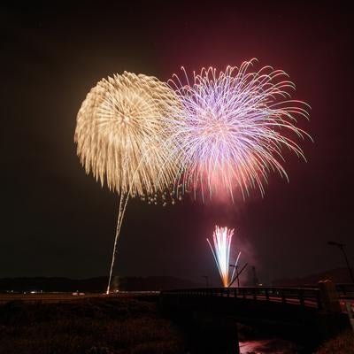 浅川の花火大会の光跡の写真