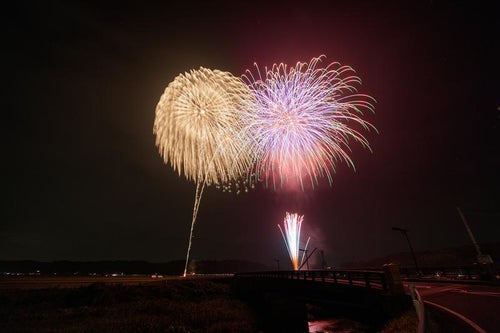 浅川の花火大会の光跡の写真