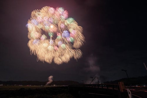 光跡を描く夜空、浅川の花火大会の魅力の写真