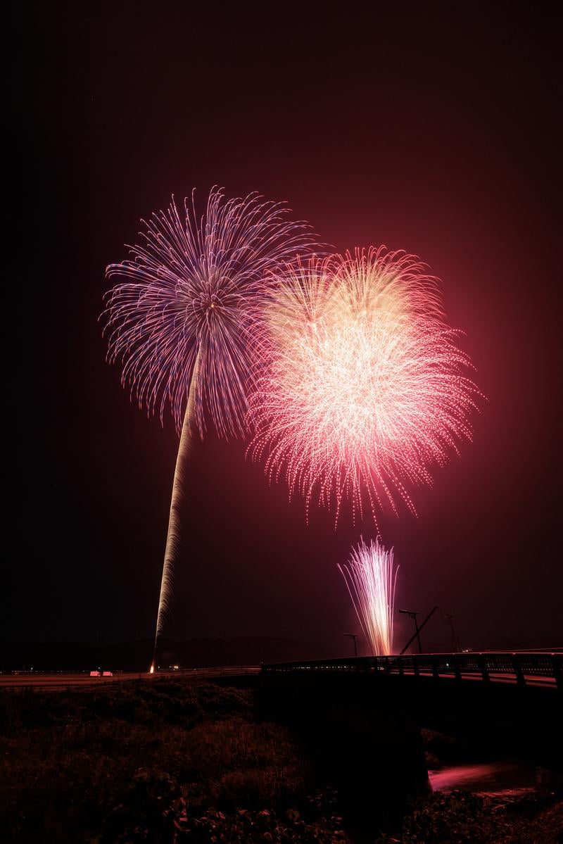 「浅川花火大会の夜空」の写真