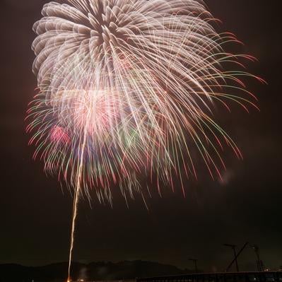 夜を照らす浅川の打ち上げ花火の写真