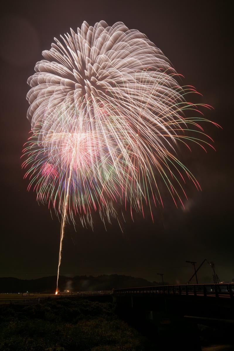「夜を照らす浅川の打ち上げ花火」の写真