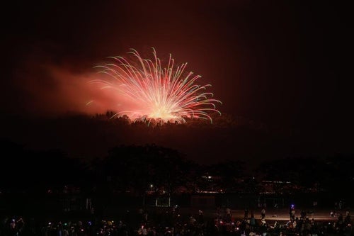 城山からの地雷火と赤い閃光の光跡の写真