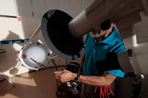 太陽の黒点を解説する天文台長の写真