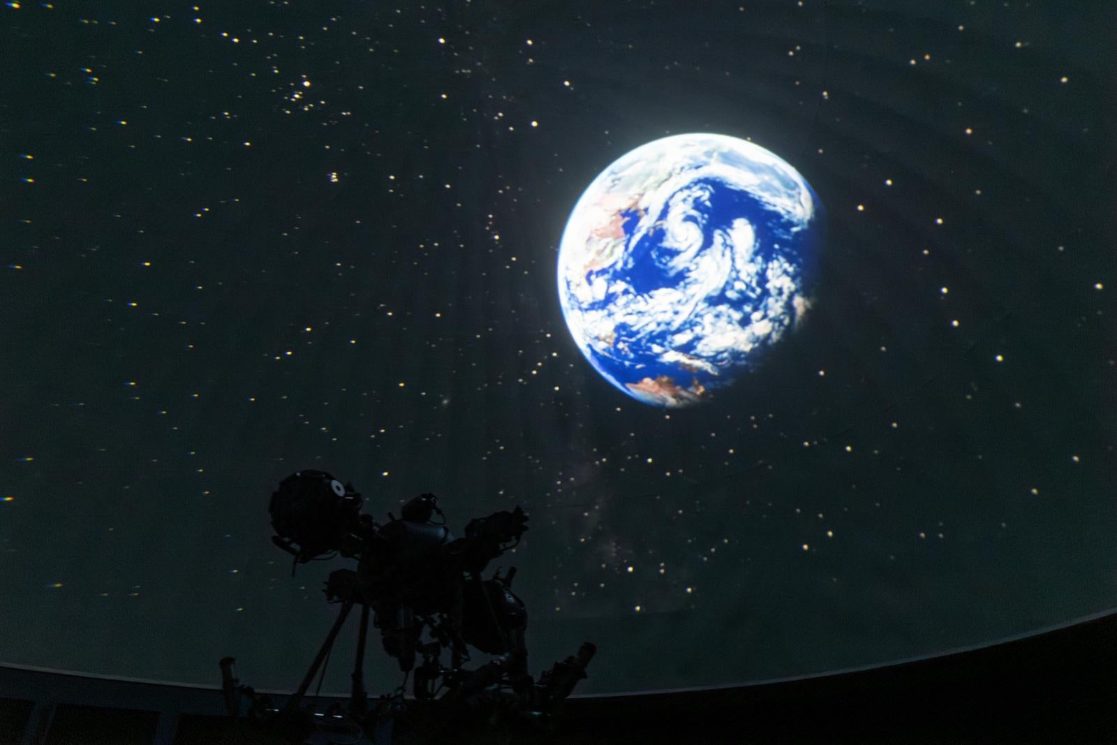 「星の村天文台プラネタリウムに映し出される地球」の写真