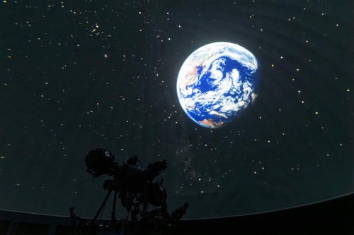 星の村天文台プラネタリウムに映し出される地球の写真