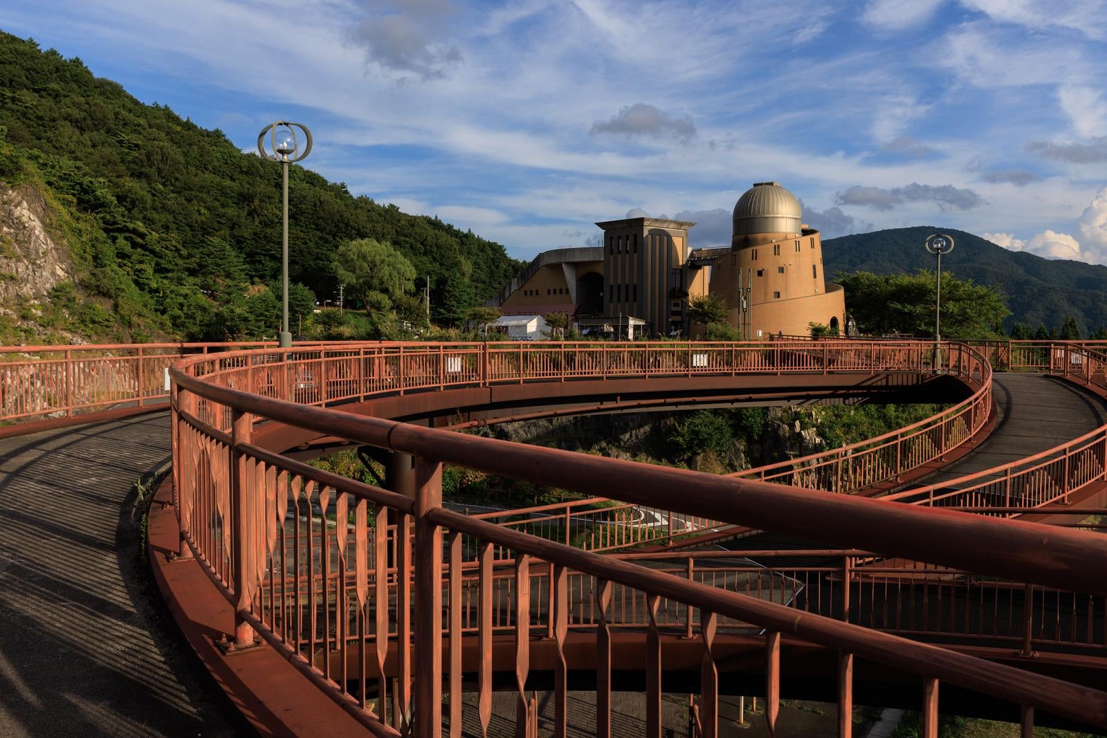 「星の村天文台の天地人橋の円形歩道橋」の写真