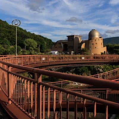 星の村天文台の天地人橋の円形歩道橋の写真