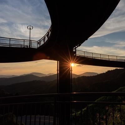田村市の夕日と星の村天文台、天地人橋の円形歩道橋シルエットの写真