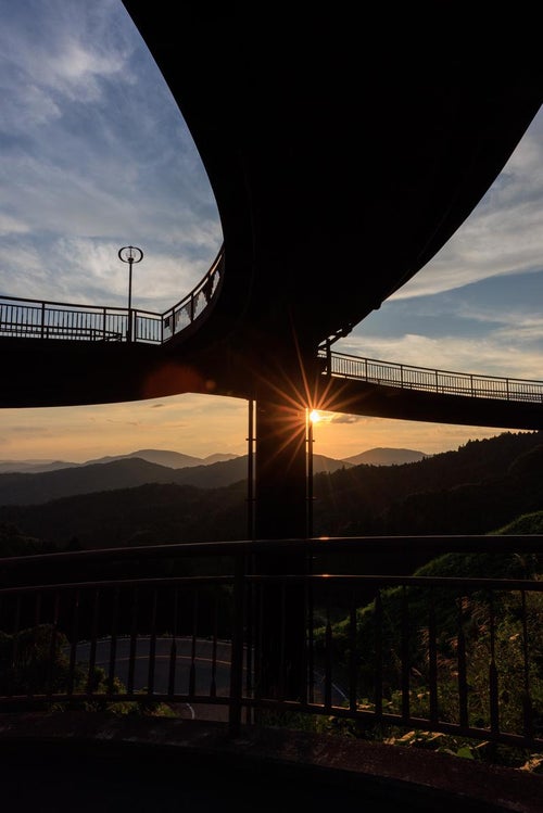 田村市の夕日と星の村天文台、天地人橋の円形歩道橋シルエットの写真