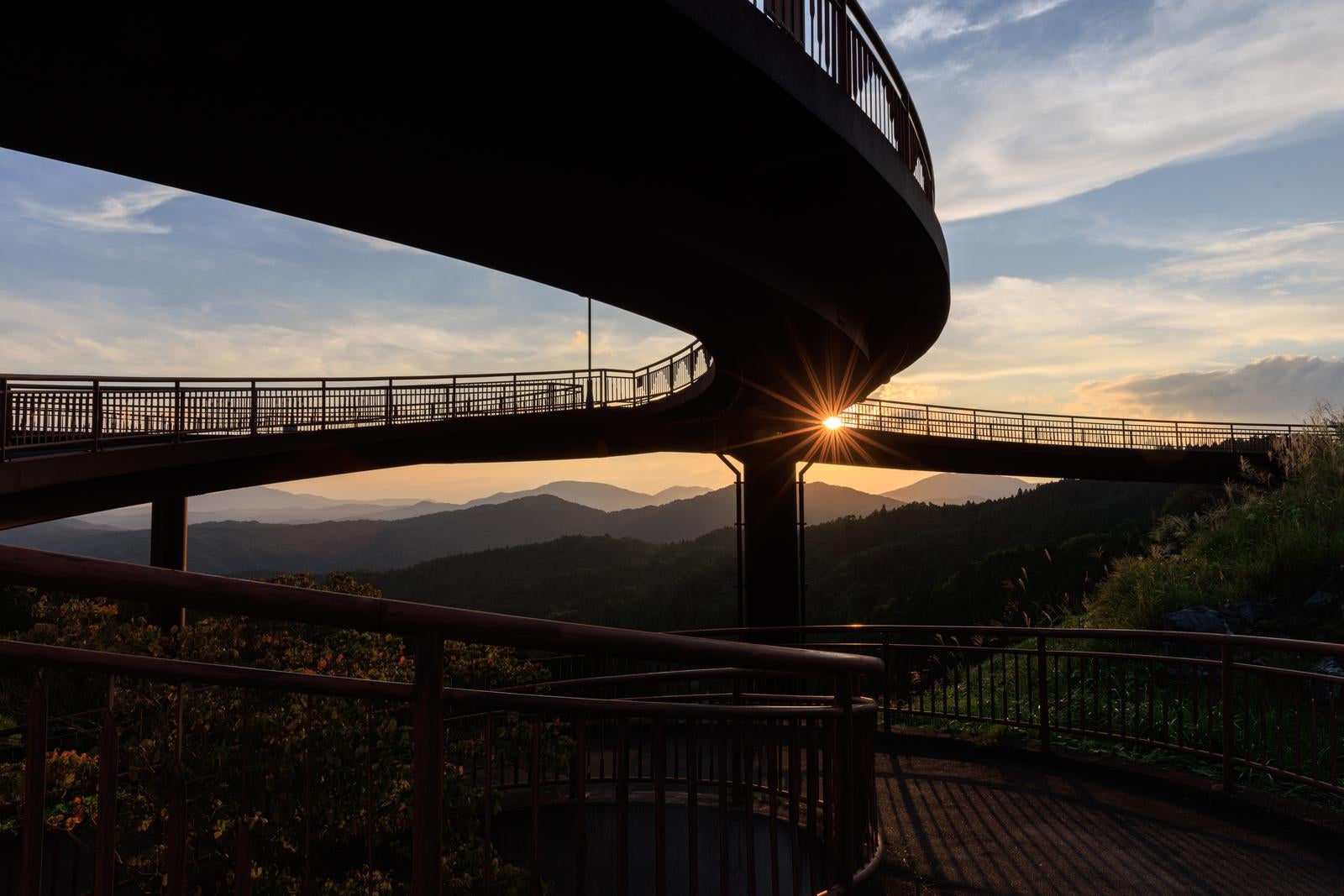 「田村市の夕日と天地人橋のシルエット」の写真