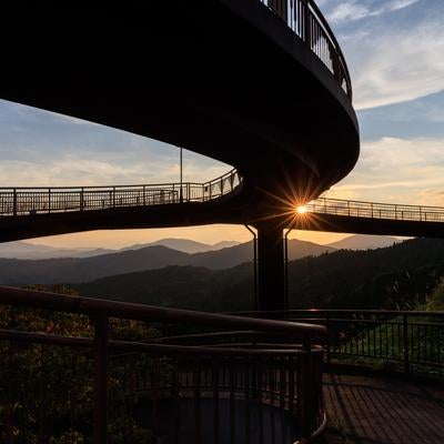 田村市の夕日と天地人橋のシルエットの写真