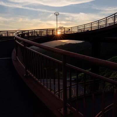 夕日下の天地人橋シルエットの写真