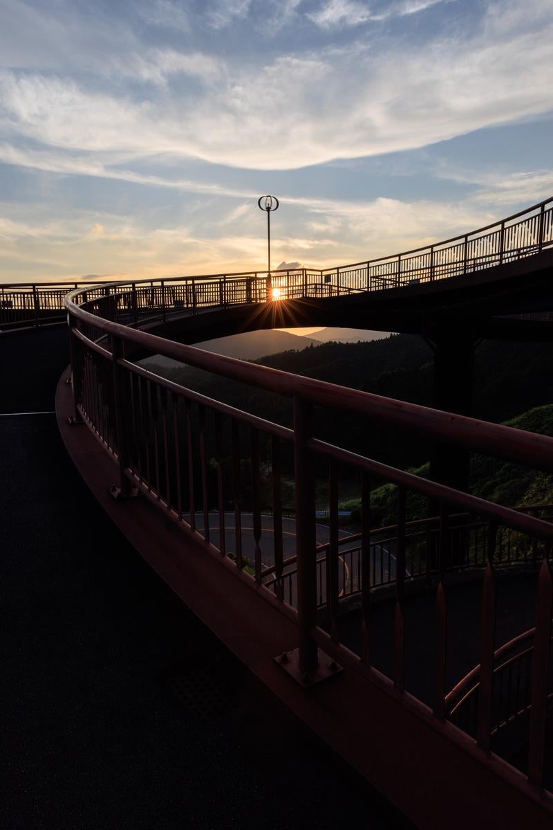 「夕日下の天地人橋シルエット」の写真