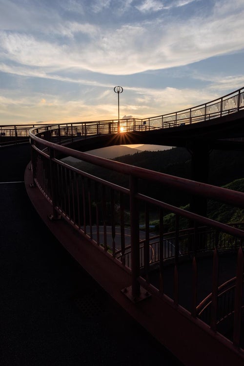 夕日下の天地人橋シルエットの写真