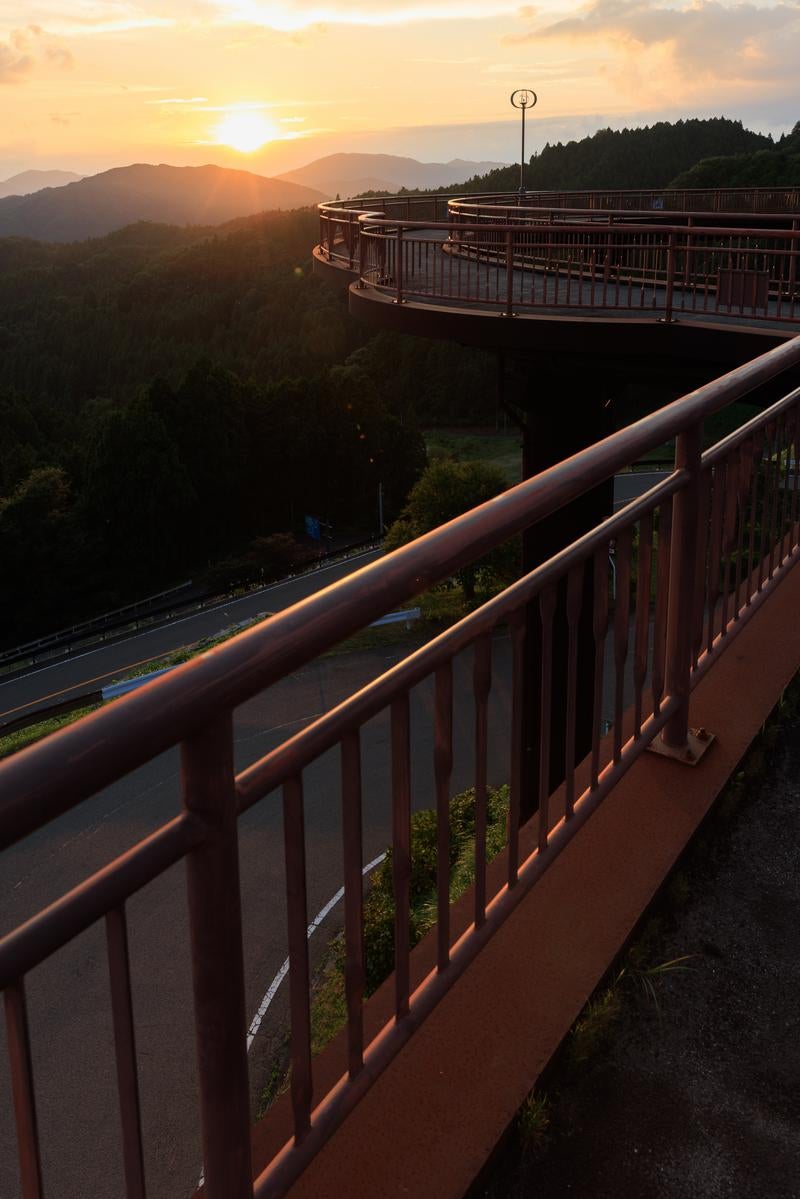 「天地人橋からの夕日の絶景、星の村天文台の特別な夕暮れ」の写真