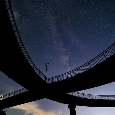 星空の下の天地人橋、星の村天文台で天の川を望むの写真