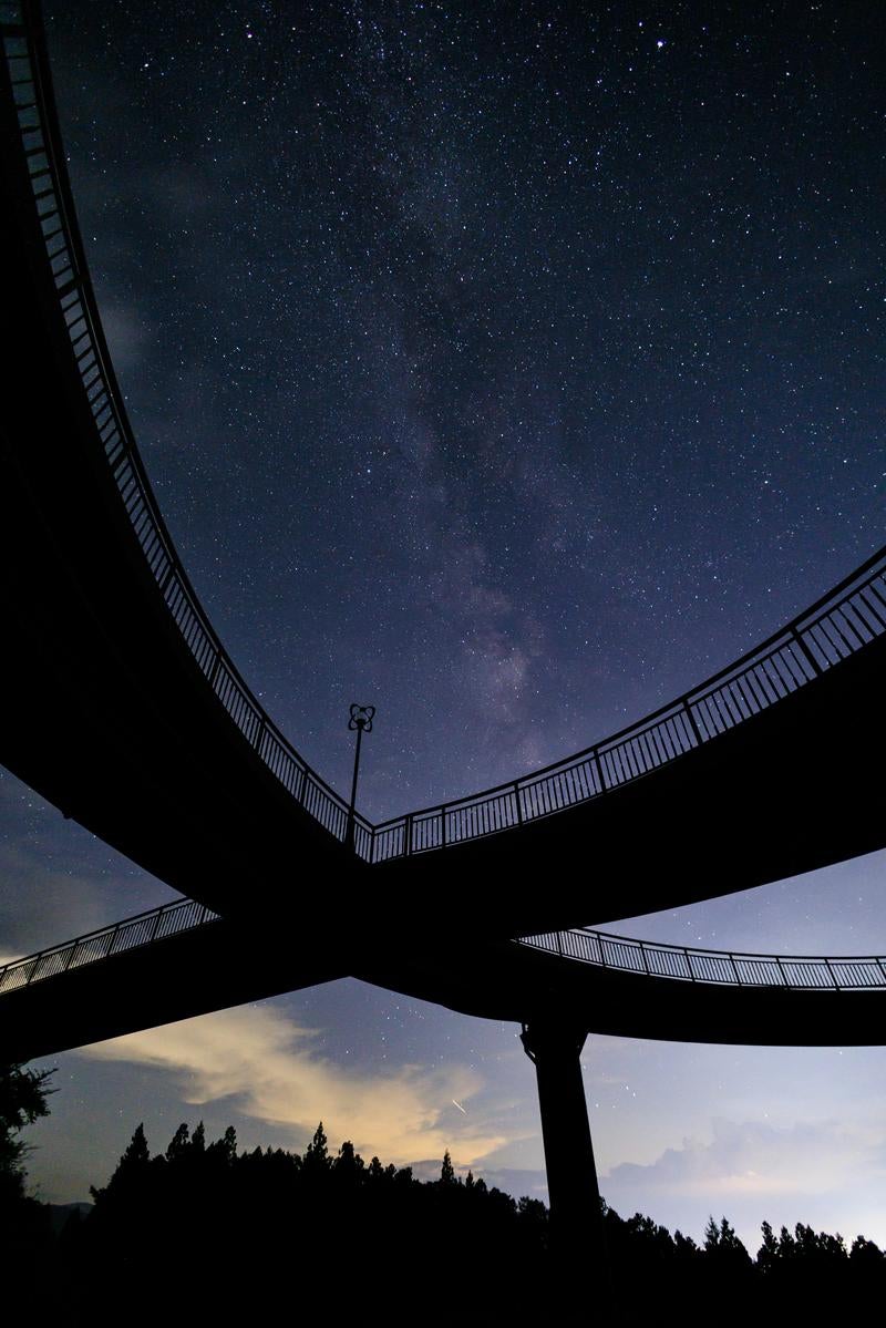 「星空の下の天地人橋、星の村天文台で天の川を望む」の写真