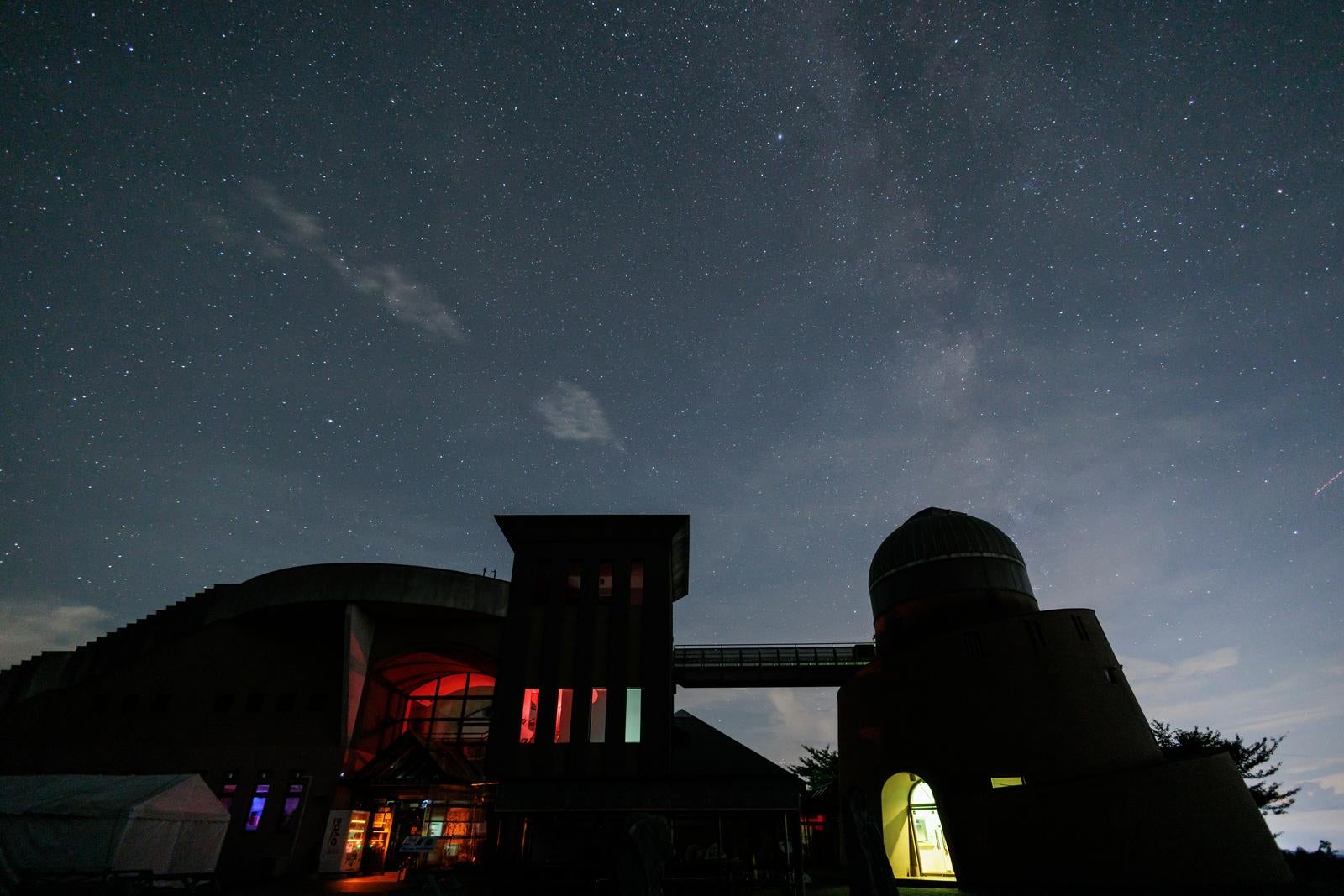 「星の村天文台のシルエットと夜空と天の川」の写真