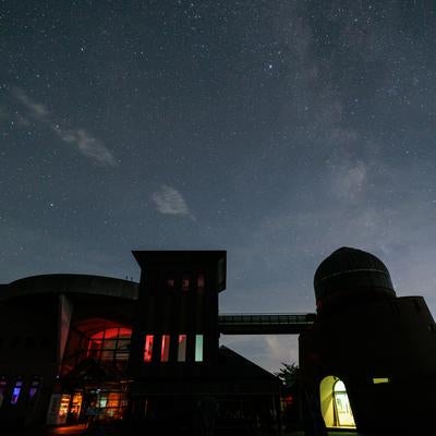星の村天文台のシルエットと夜空と天の川の写真